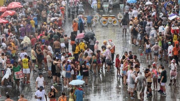 Carnaval começou debaixo de muita chuva