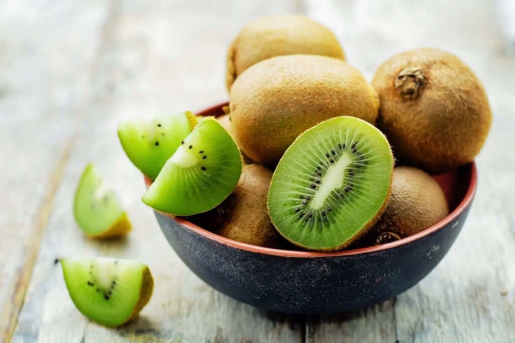 O kiwi possui antioxidantes que ajudam a proteger o fígado (Imagem: Nataliya Arzamasova | Shutterstock)