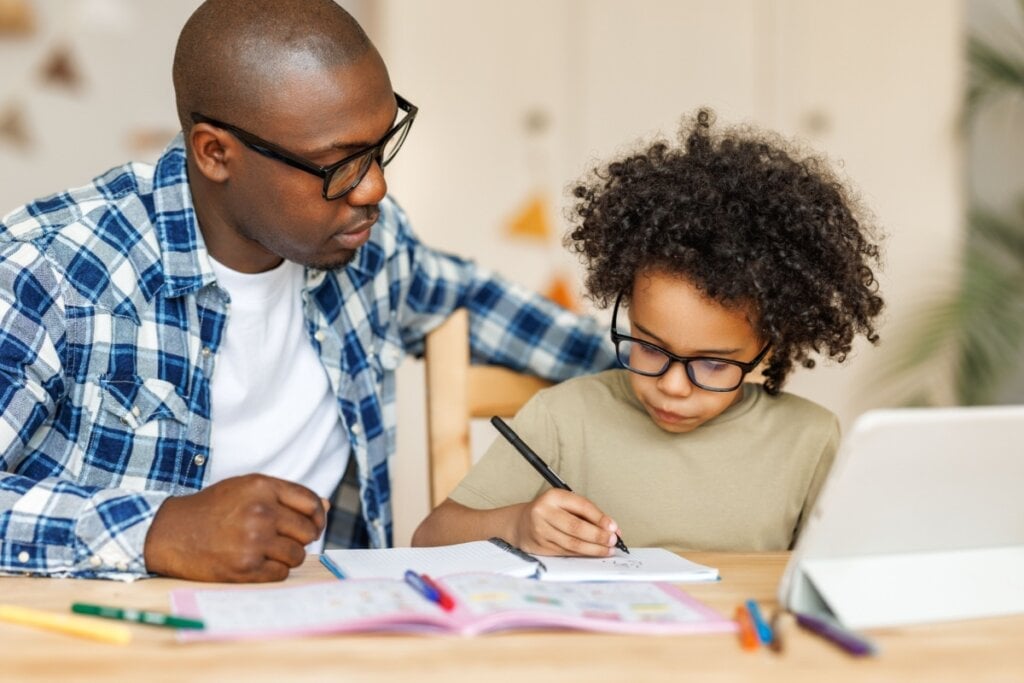 Os livros didáticos garantem que as crianças tenham uma base sólida em disciplinas essenciais (Imagem: Evgeny Atamanenko | Shutterstock)