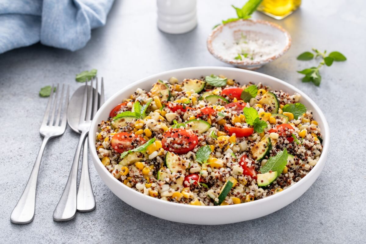 Salada de quinoa com legumes (Imagem: Elena Veselova | Shutterstock) 