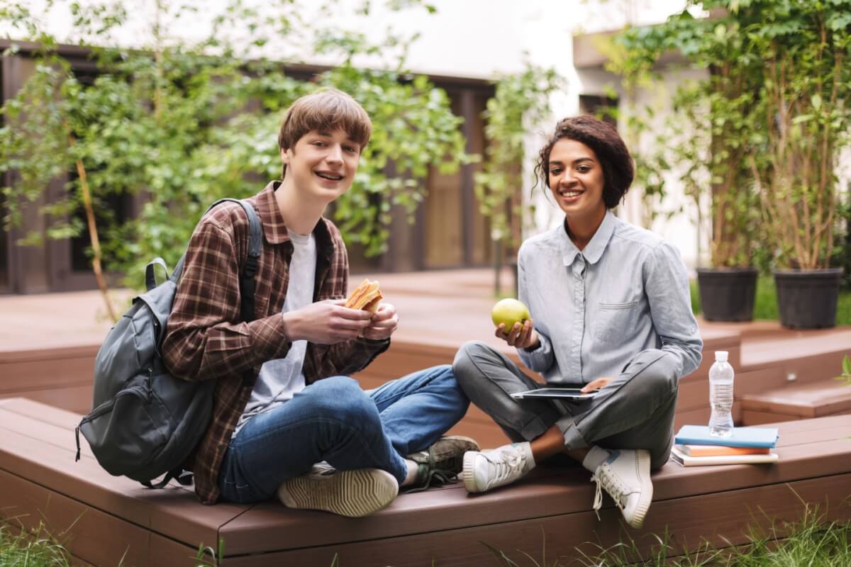 Se alimentar bem é fundamental para manter um bom desempenho nos estudos (Imagem garetsworkshop | Shutterstock) 