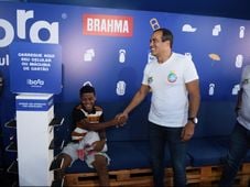 Imagem - Bruno Reis visita espaço com pontos de hidratação e banho para ambulantes no Carnaval