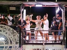 Imagem - Em meio a polêmicas, Claudia Leitte consegue arrastar foliões na Barra-Ondina