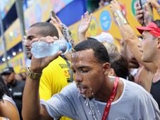 Imagem - Calor e beber água para amenizá-lo podem causar enjoo; veja o que fazer