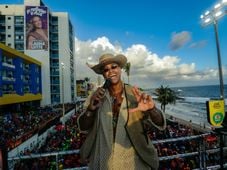 Imagem - Identidade e empoderamento: Leo Santana saúda povo periférico presente na avenida