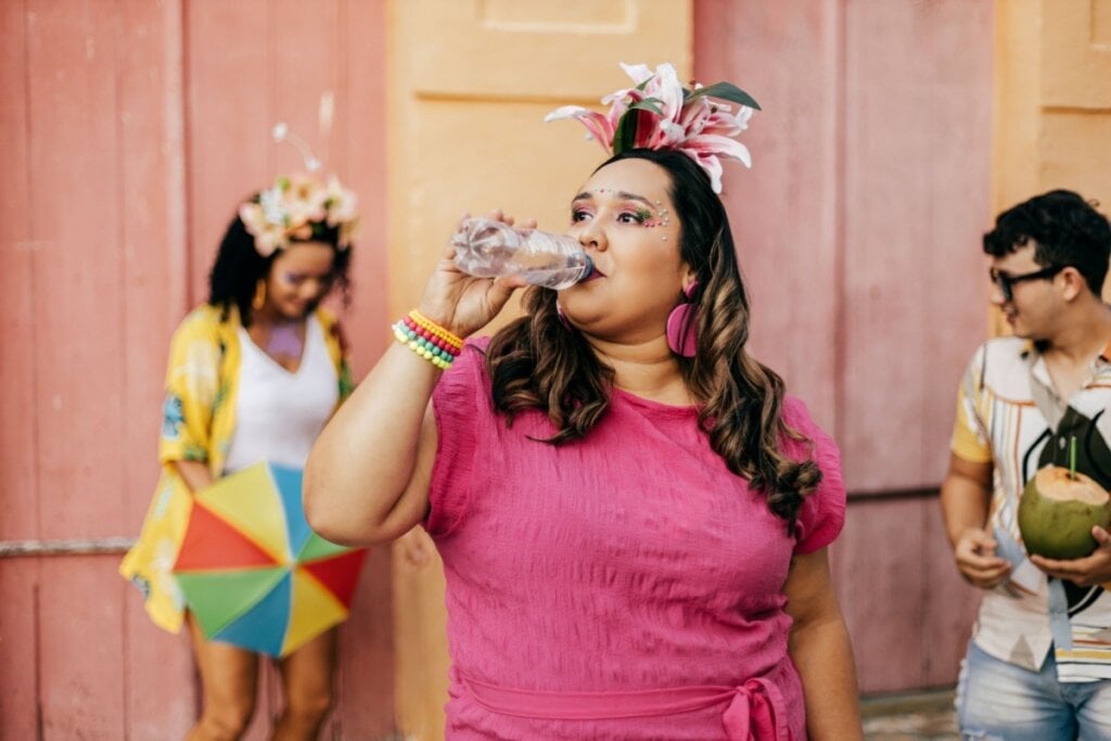 A água é a principal aliada do folião no Carnaval (Imagem: Kleber Cordeiro | Shutterstock)