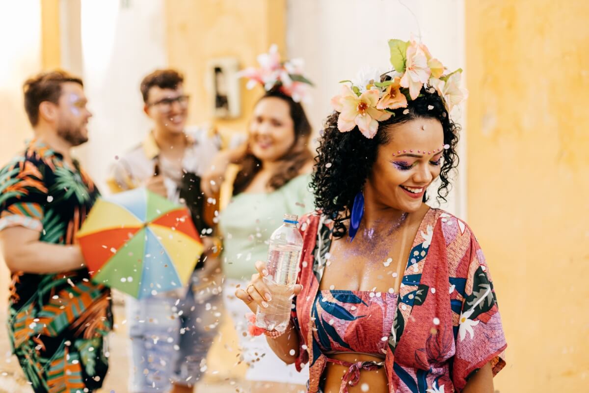 Durante a folia, o cuidado com o consumo de água é essencial para evitar risco de desidratação (Imagem: Kleber Cordeiro | Shutterstock)