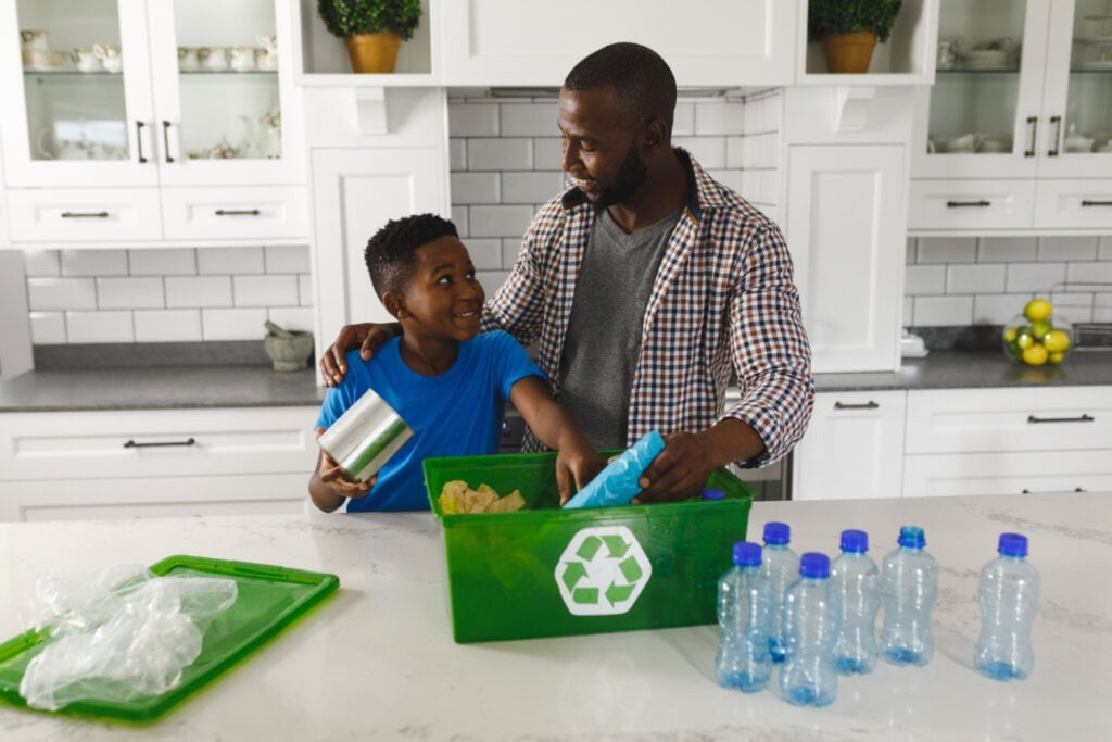 É importante fazer a separação do lixo orgânico e reciclável (Imagem: wavebreakmedia | Shutterstock)