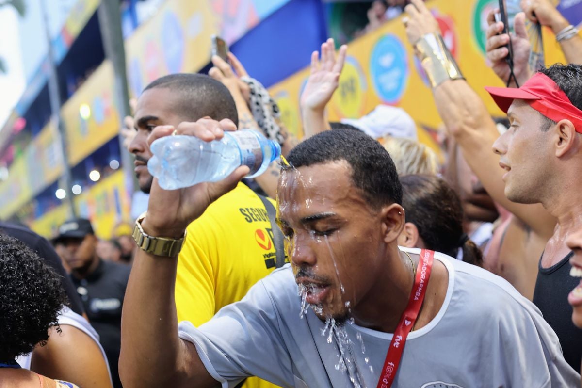 Foliões adotam medidas para diminuir sensação de calor