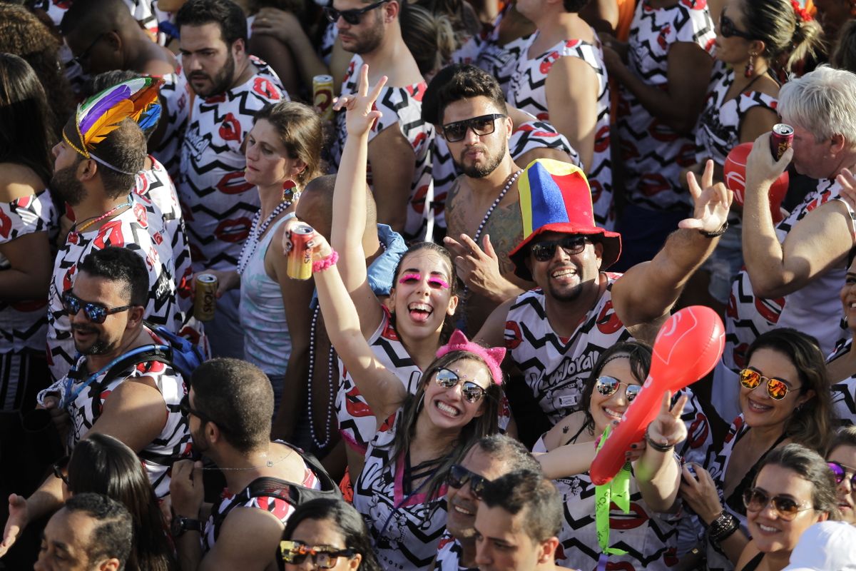 O bloco Vumbora, liderado por Bell Marques, já teve abadá com estampa de bocas