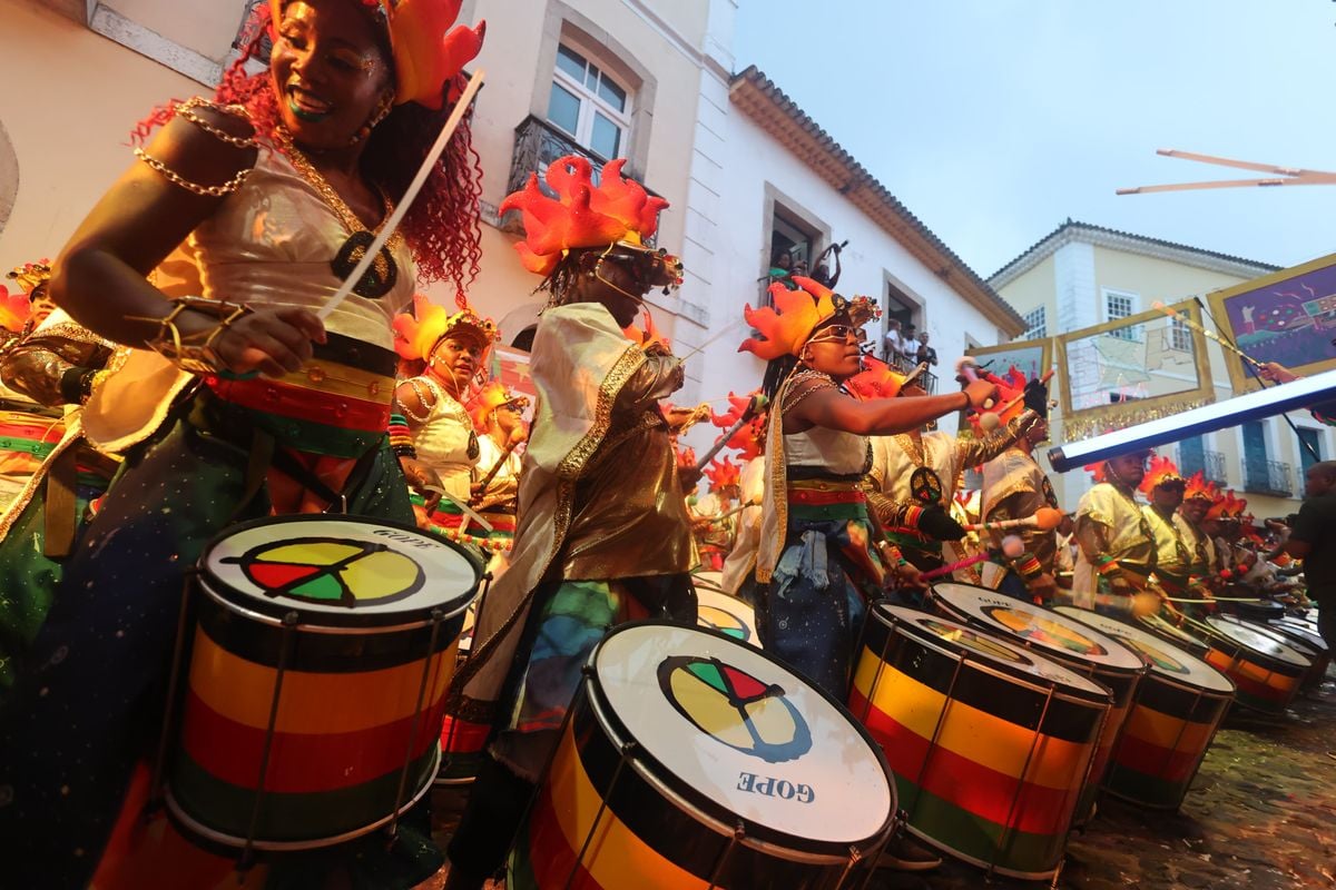 Olodum desfilou nesta sexta-feira (28)