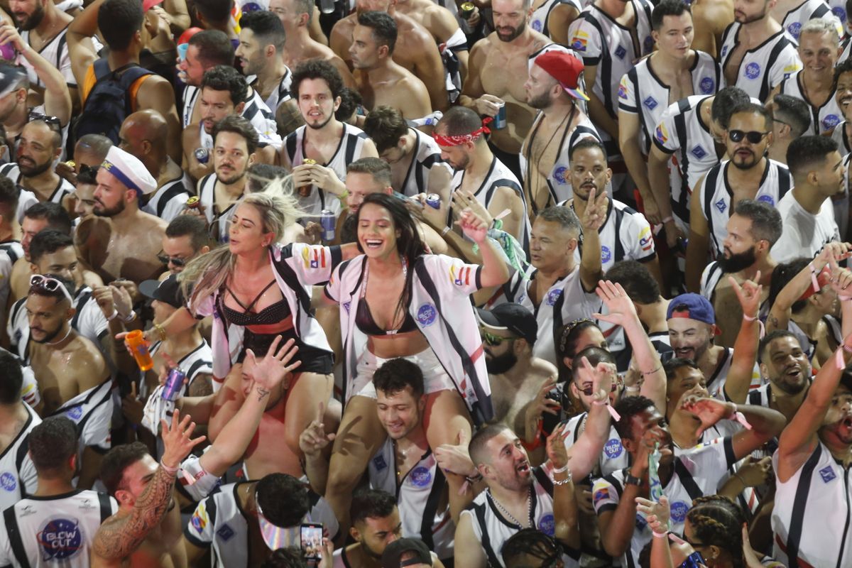 Os colés são uma atualização dos abadás, com abertura de colete