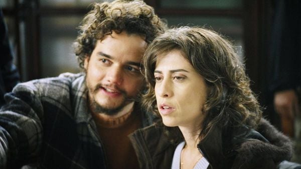 Wagner Moura e Fernanda Torres em Saneamento Básico