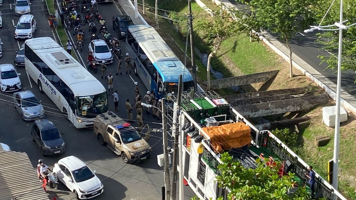 Imagem - Trio elétrico toca em fiação, provoca curto e parte de estrutura se solta no Vale do Canela