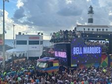 Imagem - Com Barra 'engarrafada', Bell Marques improvisa com trio parado no Farol da Barra