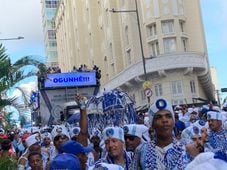 Imagem - Bloco Filhos de Gandhy desfila nas ruas do Pelourinho em direção ao Campo Grande