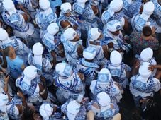 Imagem - Colar em troca do beijo: ritual de pegação dos Filhos de Gandhy divide opiniões no Carnaval