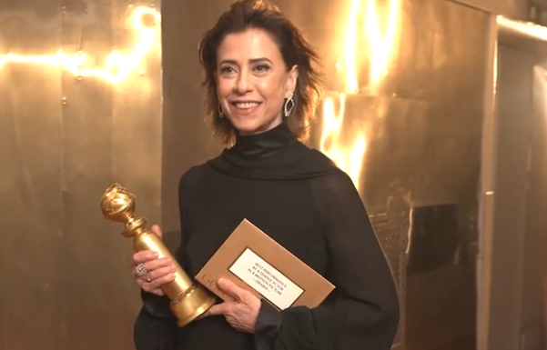 Fernanda Torres com o Globo de Ouro por Divulgação