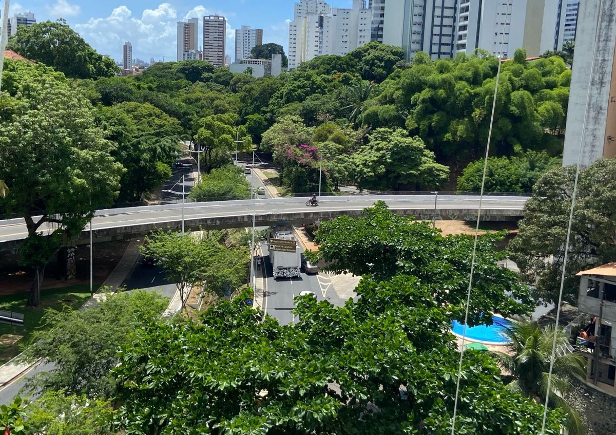 Trio ficou entalado em viaduto