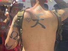 Imagem - Estrangeiro com tatuagens nazistas é agredido por foliões em bloco