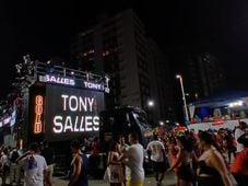 Imagem - Com uma hora de atraso, trio de Tony Salles estaciona e é ultrapassado por outros artistas