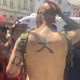 Imagem - Estrangeiro com tatuagens nazistas é agredido por foliões em bloco