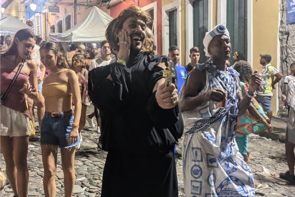 Felipe Ribeiro reproduziu a já clássica foto de Fernanda Torres após vitória no Globo de Ouro
