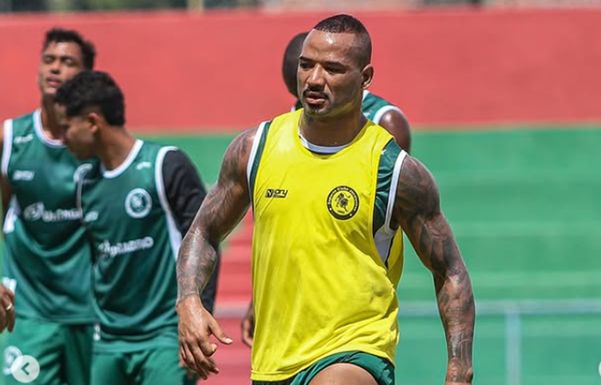 Jefferson Baiano teve a chance do terceiro gol na Fonte Nova, mas desperdiçou contra-ataque