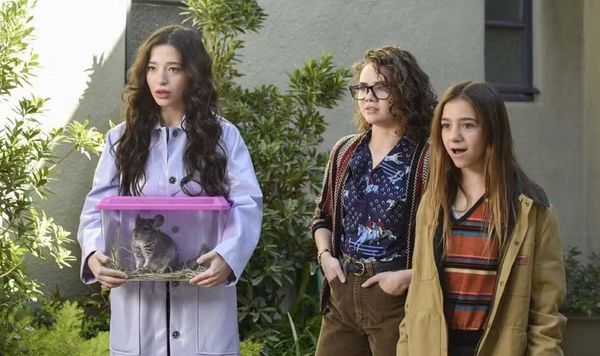 Mikey (à esquerda) em Better Things