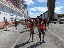 Imagem - Milhares de turistas desembarcam no porto de Salvador no último dia de festa