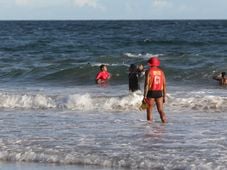 Imagem - Bombeiros retomam buscas por vendedor que desapareceu no mar da Barra