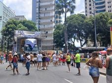 Imagem - Fãs fazem fila para tirar foto com trio de Ivete no Campo Grande