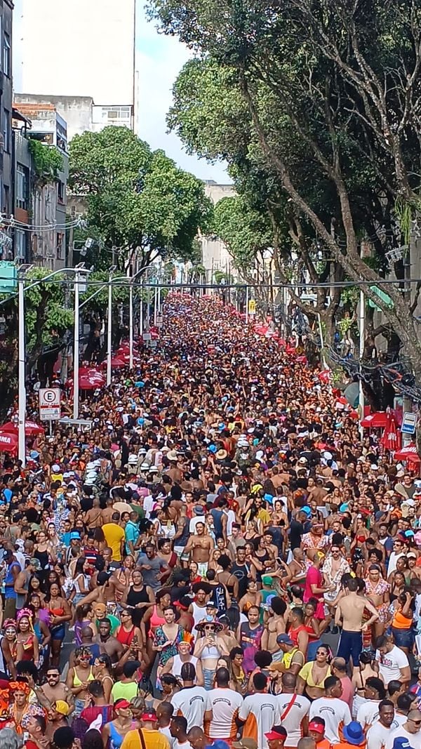 A Avenida Sete de Setembro ficou lotada durante a tarde desta terça-feira (4)