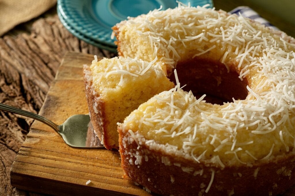 Bolo de coco (Imagem: Estudio Originar | Shutterstock)