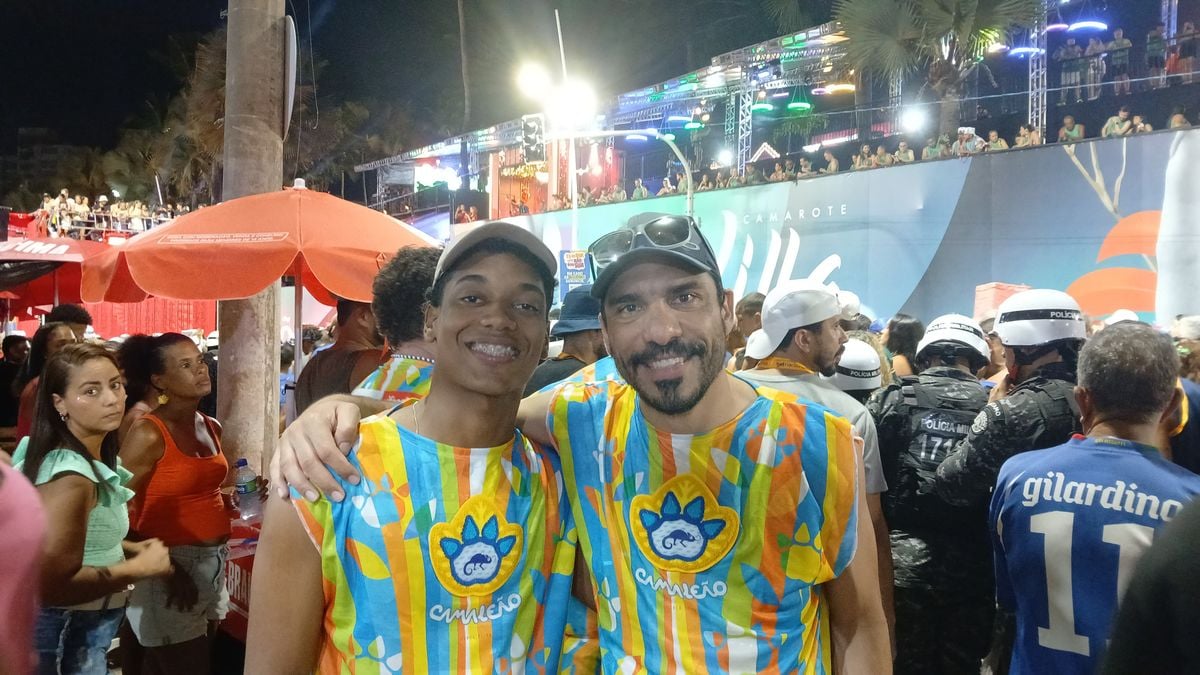 Reinan e Elbert são primos  e querem aproveitar ao máximo o tempo restante de Carnaval