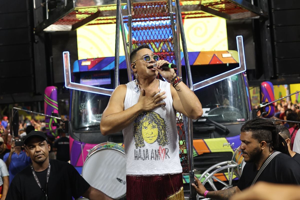 Xanddy homenageia Luiz Caldas em figurino usado na abertura do Carnaval