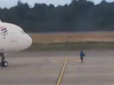 Imagem - Passageiro perde o voo e invade a pista para tentar impedir que avião decole