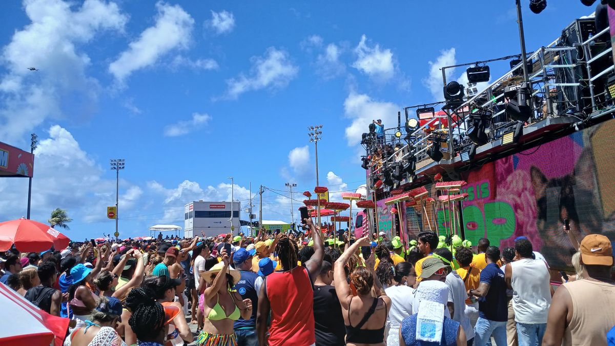 Arrastão – Quarta-feira (18): encerrando a programação, o tradicional Arrastão da Quarta-Feira de Cinzas será comandado por Carlinhos Brown, reunindo foliões no circuito Barra-Ondina. por Maysa Polcri/CORREIO
