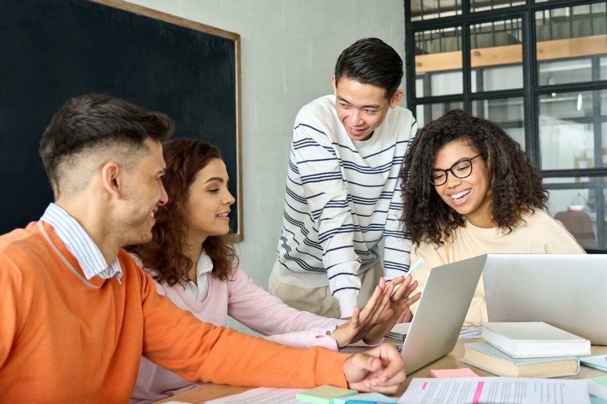 Adaptar-se às expectativas da Geração Z é fundamental para criar um ambiente de trabalho mais dinâmico e inovador (Imagem: Ground Picture | Shutterstock)