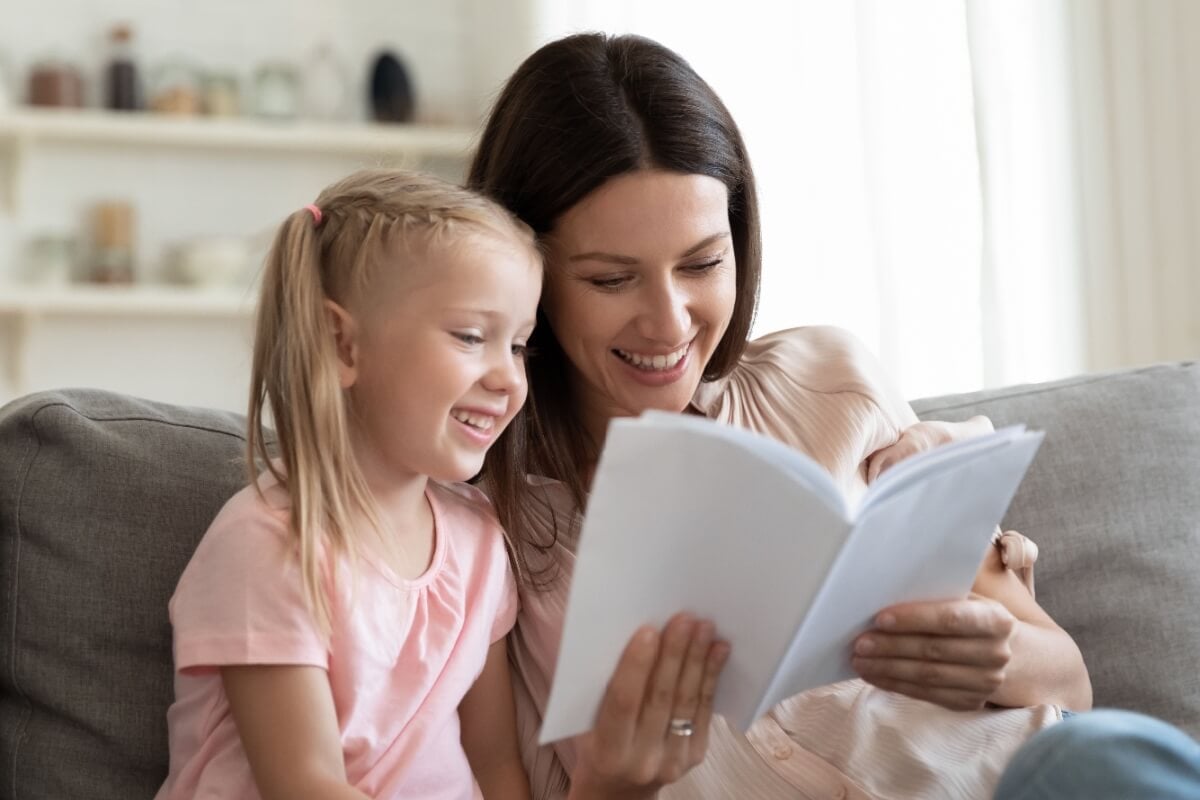 Trazer temas femininos para a literatura infantil é essencial para promover representatividade e dar voz a diferentes histórias (Imagem: fizkes | Shutterstock)