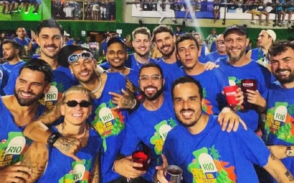 Neymar entre os parças no Carnaval