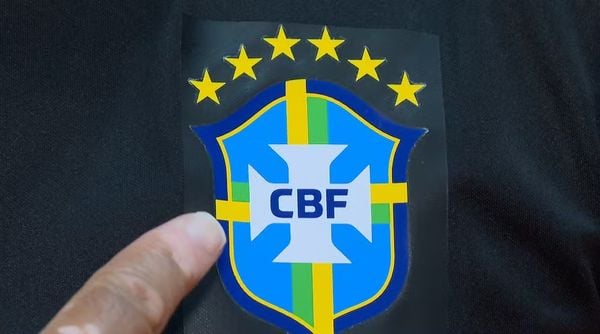 Seleção de futsal colou adesivo com seis estrelas sobre o antigo emblema