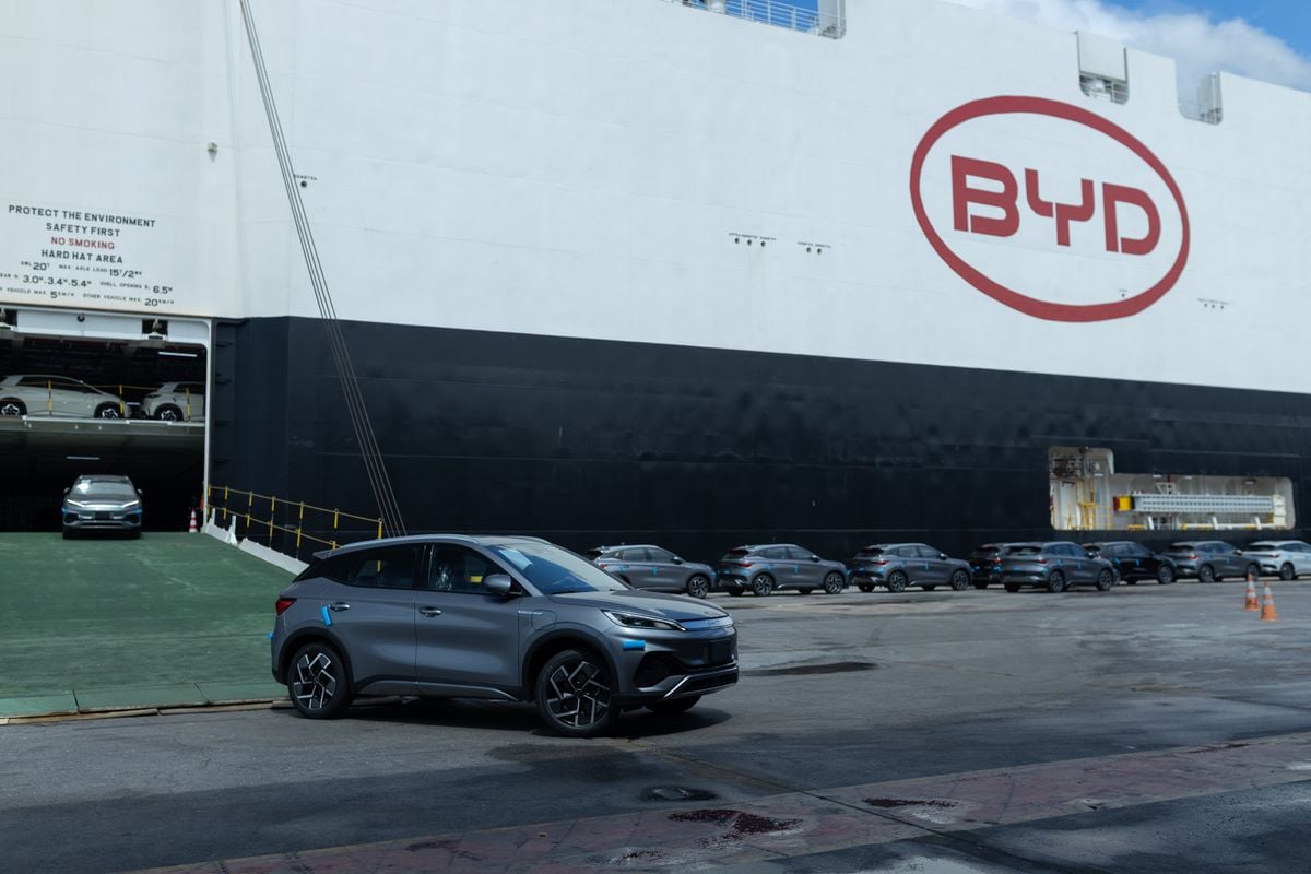 A BYD desembarcou semana passada 5,5 mil veículos produzidos na China