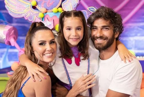 Deborah Secco, Maria Flor e Hugo Moura