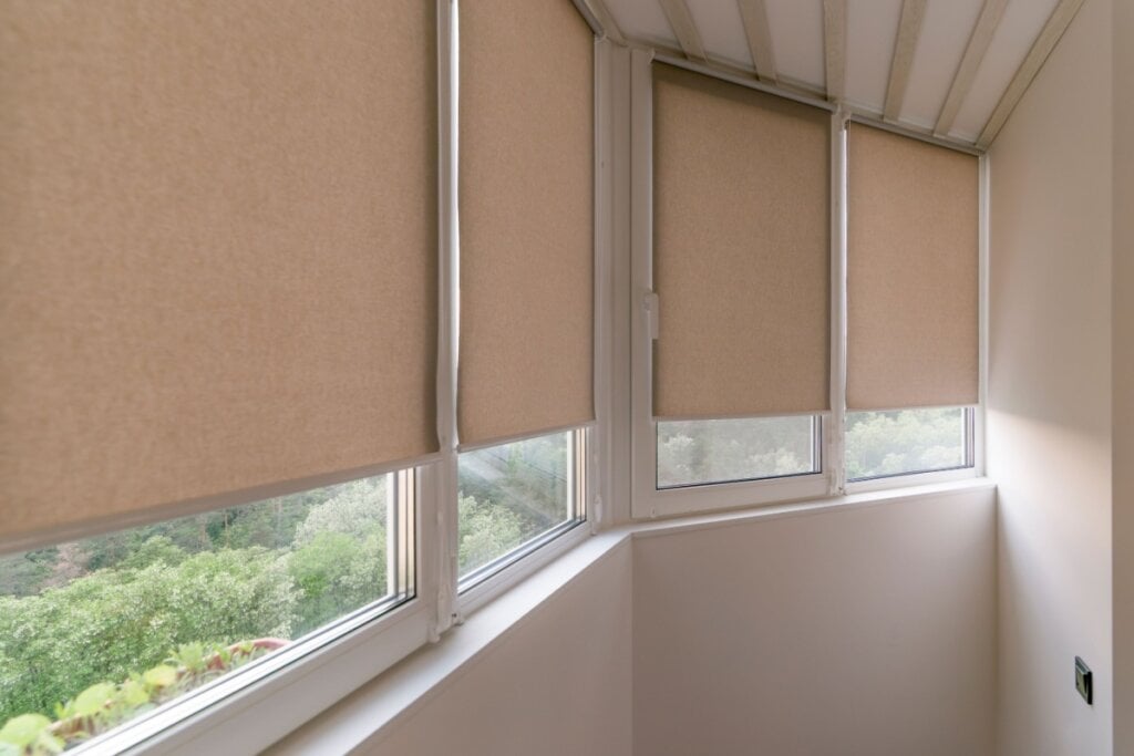 As persianas e cortinas também devem estar de acordo com a fachada do prédio (Imagem: Astibuk | Shutterstock)