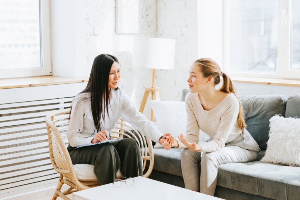 Mulheres que passam por processos psicoterapêuticos bem estruturados desenvolvem uma maior consciência sobre seus limites (Imagem: KlavdiyaV | Shutterstock)