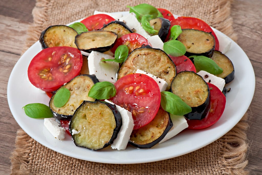 Salada de berinjela com queijo e tomate (Imagem: Timolina | Shutterstock)