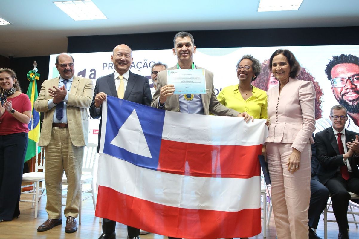  José Fabio de Araújo Lima (centro), professor da escola estadual Centro Integrado de Educação Assis Chateaubriand, foi medalha de ouro na edição anterior