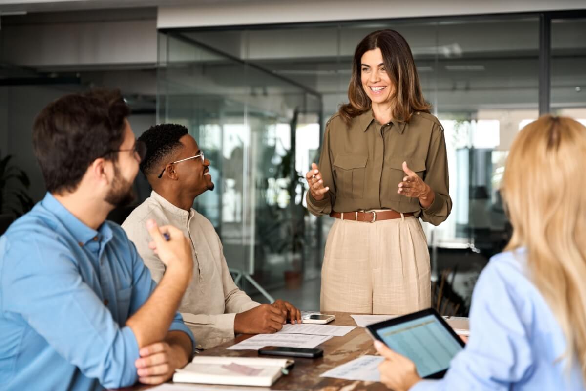 Mulheres que desenvolvem a comunicação assertiva posicionam-se com mais segurança (Imagem: insta_photos | Shutterstock) 