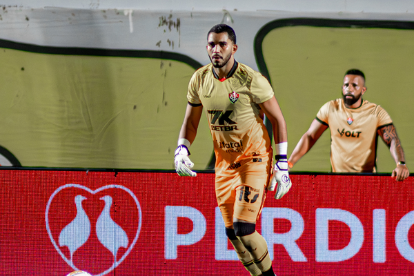 Lucas Arcanjo se tornou o 2º goleiro com mais jogos pelo Vitória 